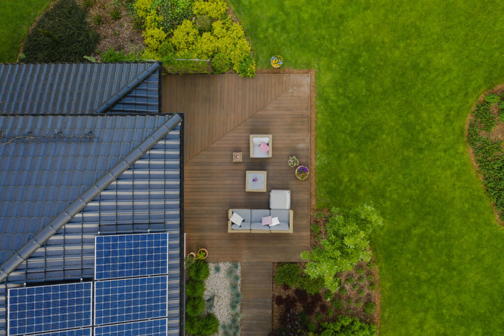 Terrasse und Hausdach mit Solarmodulen von oben