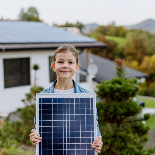 Mädchen hält Modul von Solaranlage in Mülsen in der Hand