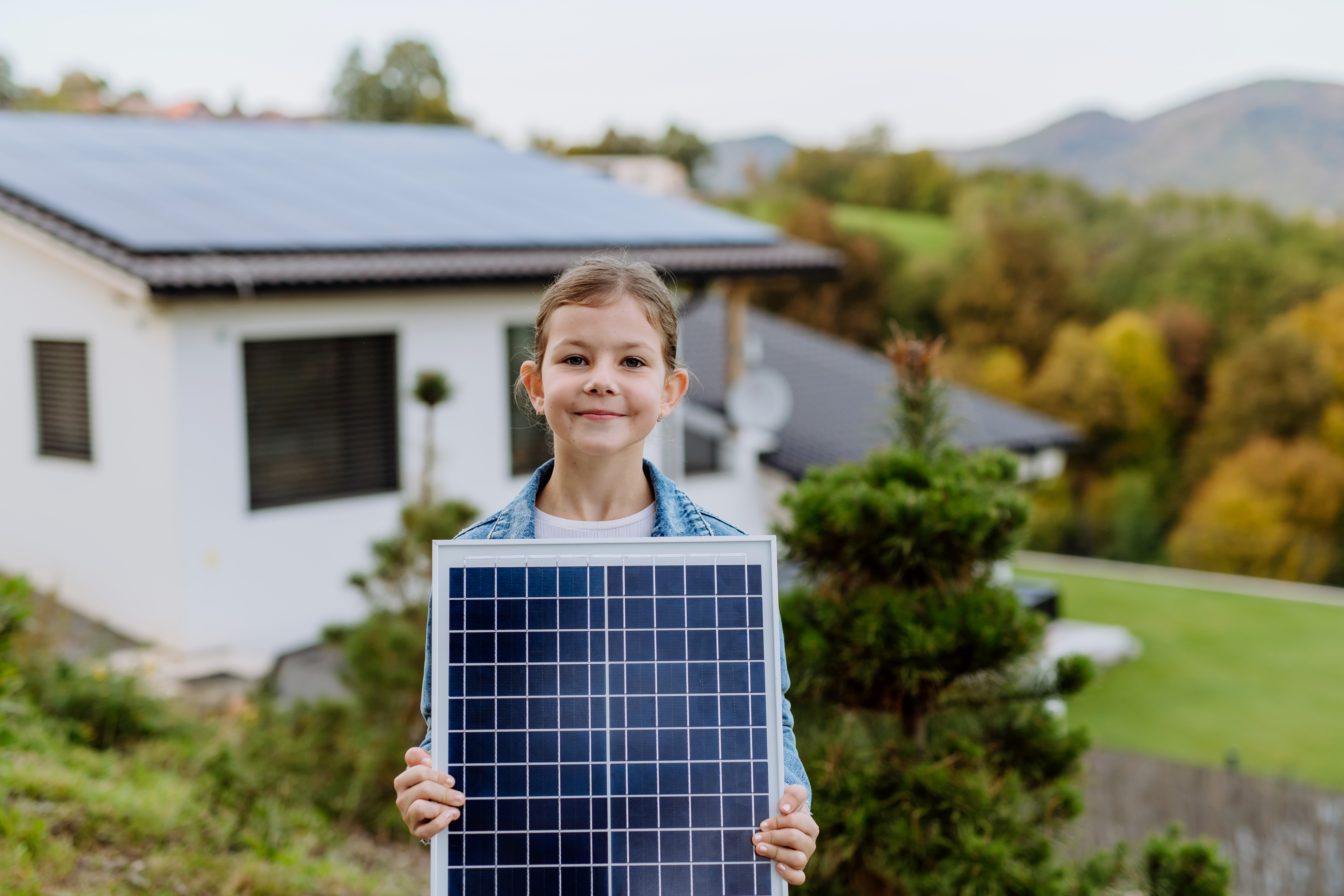 Mädchen hält Modul von Solaranlage in Mülsen in der Hand