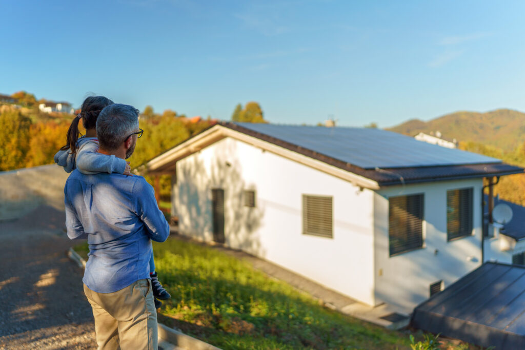 Hausbesitzer vor Ihrem Eigenheim mit Solaranlage Mülsen