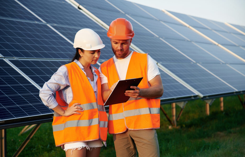 Ein Mann und eine Frau gehen am Tablet einfaches Rechenbeispiel durch für Solarpanel