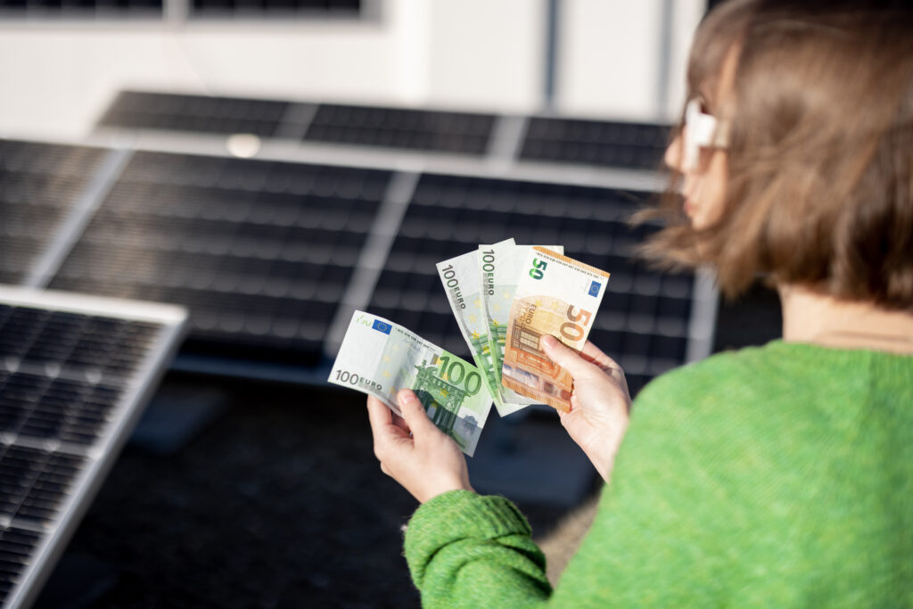 Frau mit Geldscheinen, die prüft was die Solaranlage kostet