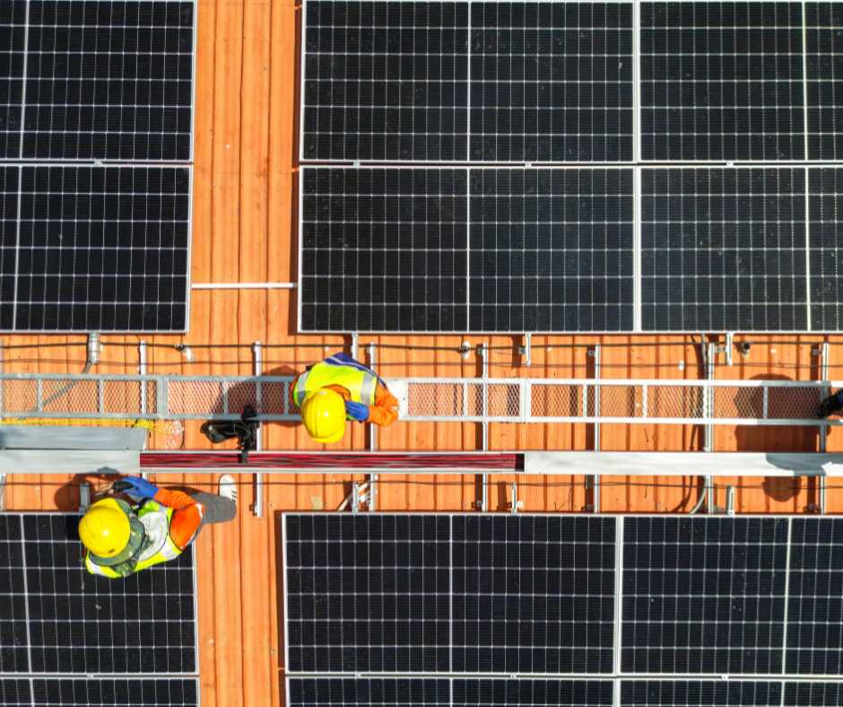 Wechselrichter und Stromspeicher einer PV-Anlage in Technikraum