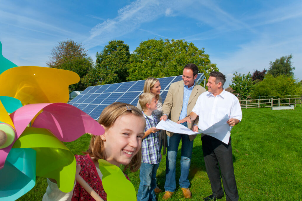 Familie bei der Planung Ihrer PV-Anlage
