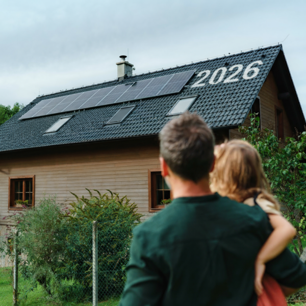 Mann vor seinem Haus mit Photovoltaik-Anlage 2026