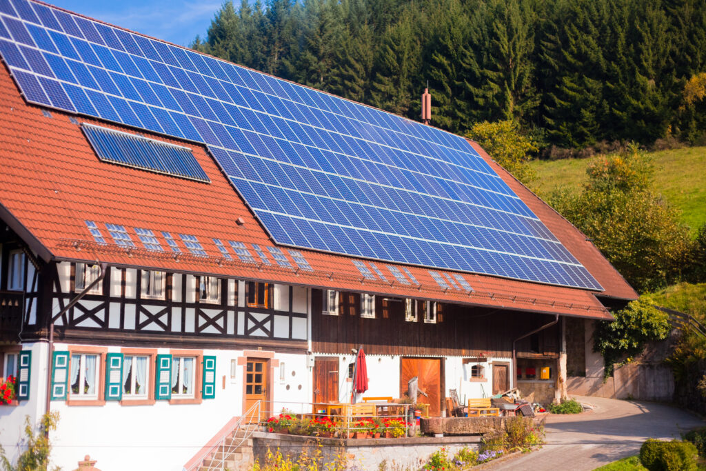 Haus mit Photovoltaik Platten auf dem Dach 