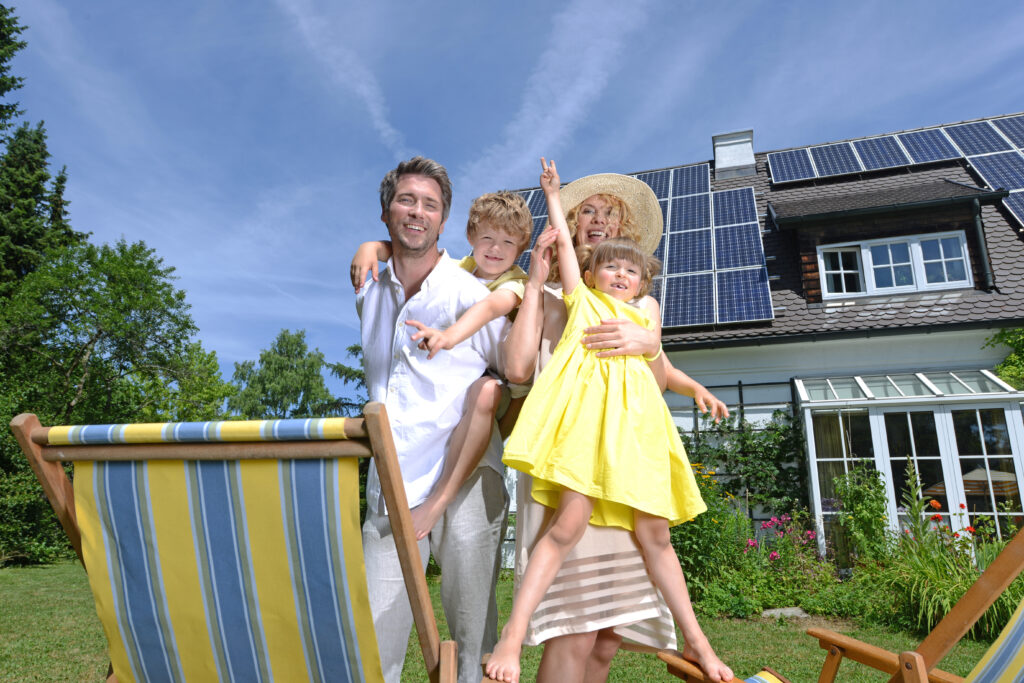 Familie vor ihrer neuen Solaranlage Mülsen Zwickau