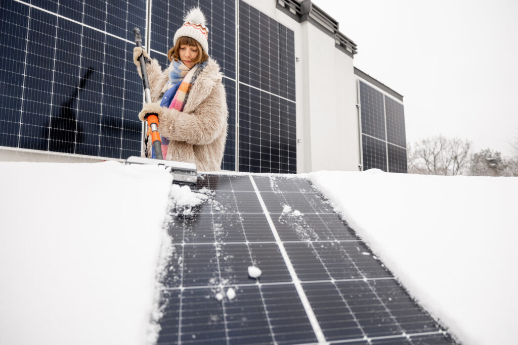 Photovoltaik Winter Frau